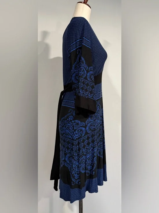 VENUS Black and Blue V‑Neck Print Dress - Picture 2 of 7